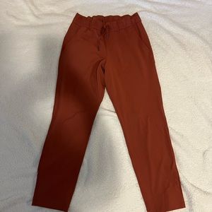 Lululemon joggers size 6. Light and breathable fabric.